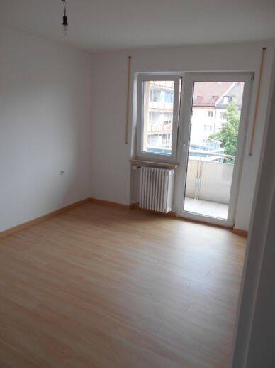 KESTLER IMMOBILIEN IVD - 3. OG - 3 ZI.-WOHNUNG - DESIGNBÖDEN - HELL GEFLIESTES BAD – Nürnberg – Vorschaubild 6