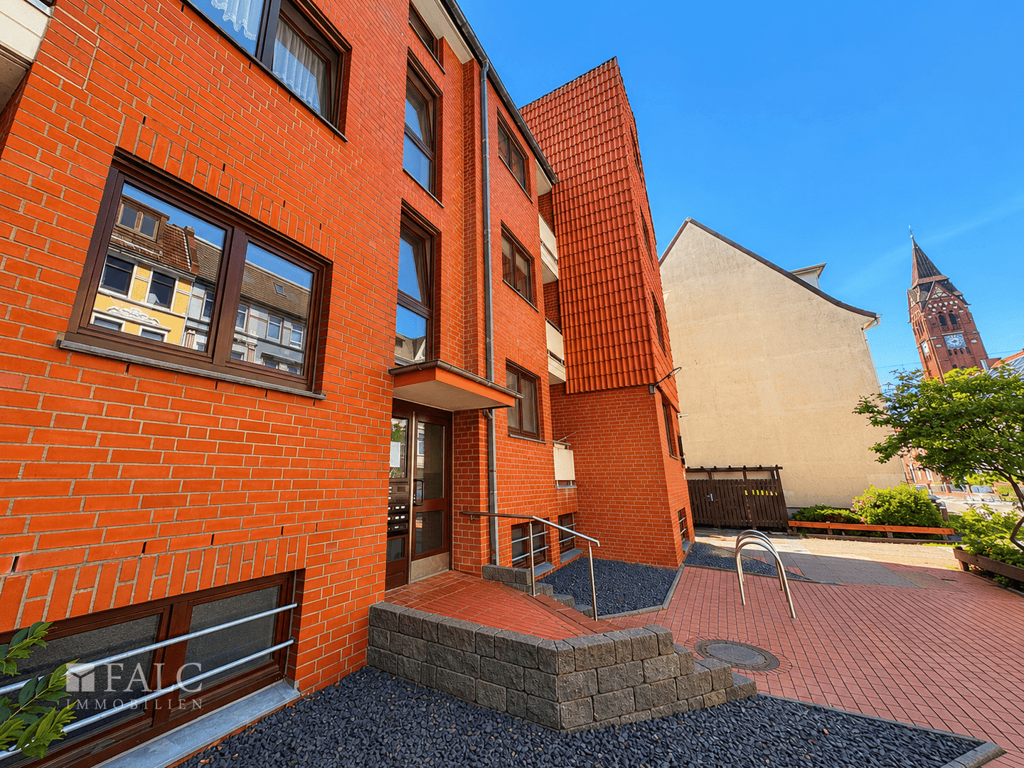 Gepflegte 2-Zimmer-ETW mit Balkon, Stellplatz und EBK - ideal für Eigennutzer und Kapitalanleger – Bremerhaven – Vorschaubild 2