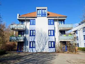Helle Zimmer, 2 Balkone, EBK, neue Fenster & Stellplatz