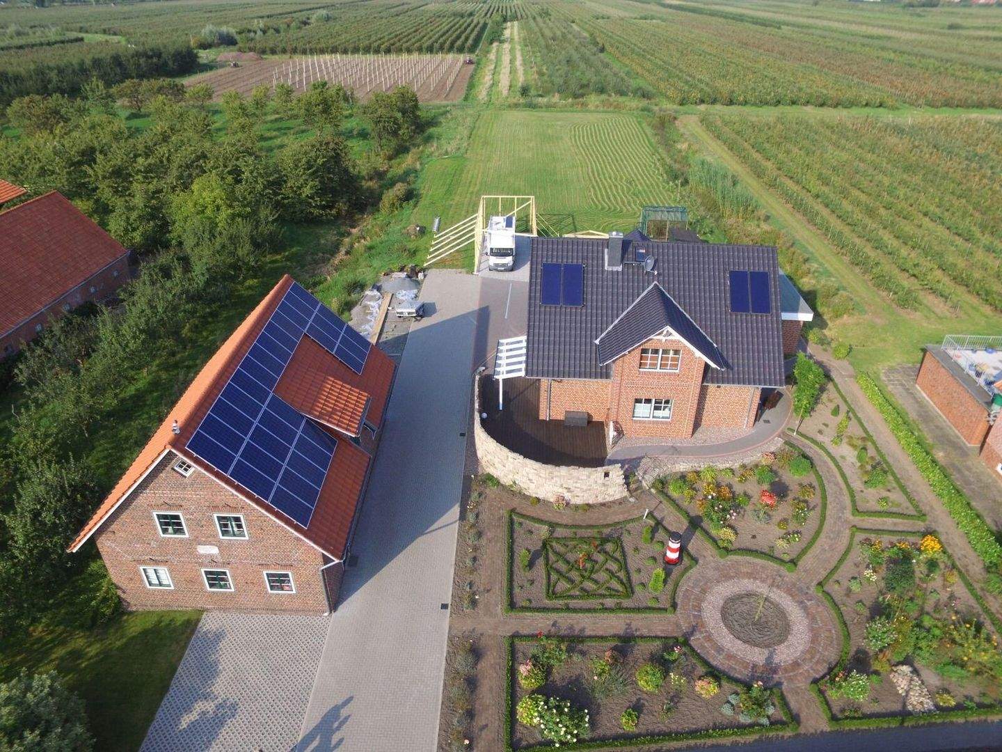 hochwertiges Einfamilienhaus (KfW 70) mit Nebengebäude, Doppelgarage und riesigem Grundstück