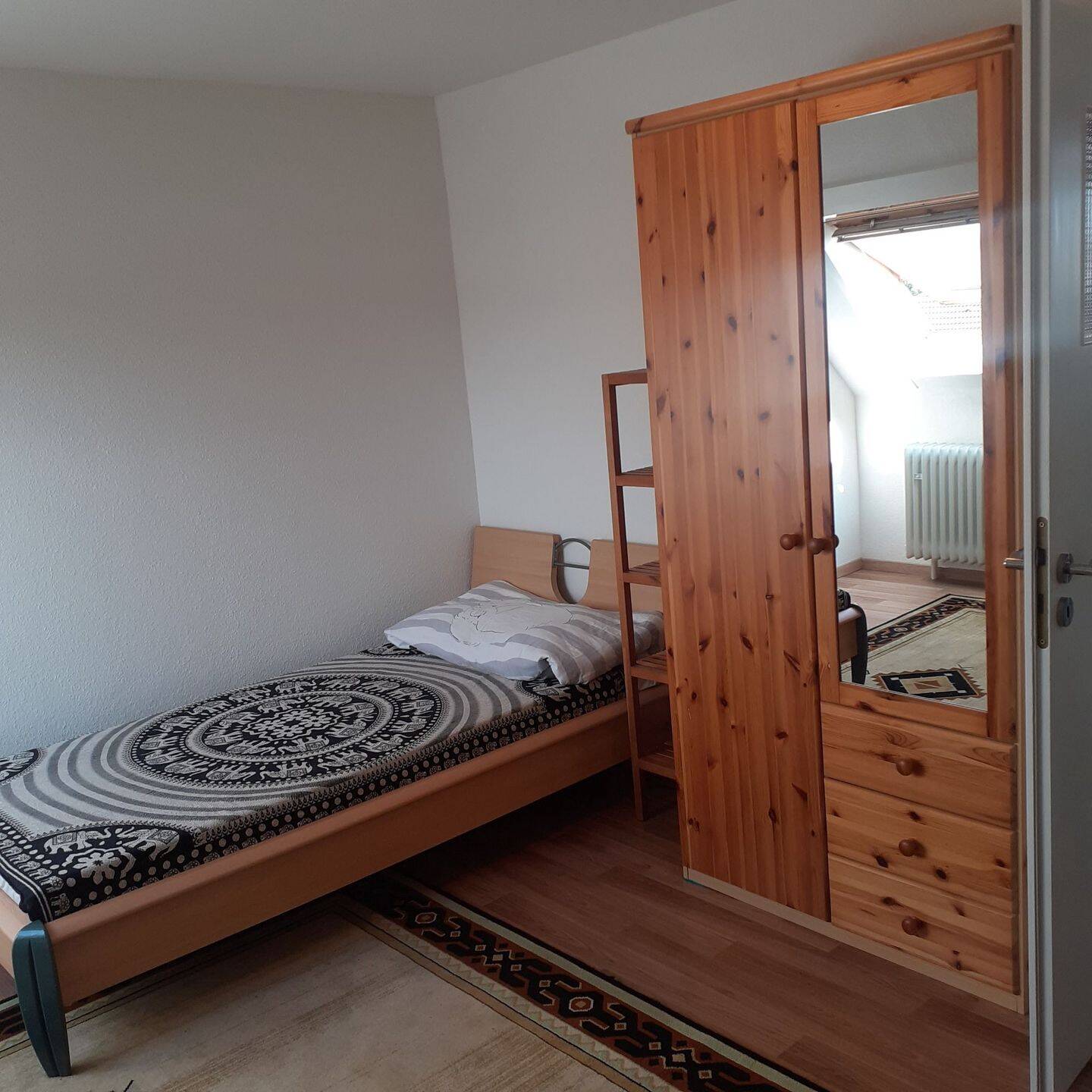 Zeitwohnen Karlsruhe: möbliertes WG-Zimmer, fast eigene Wohnung – Karlsruhe – Vorschaubild 4