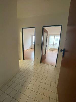 Balkon, Tiefgaragenstellplatz, Aufzug und frisch renoviert – 39120 Magdeburg – Vorschaubild 4