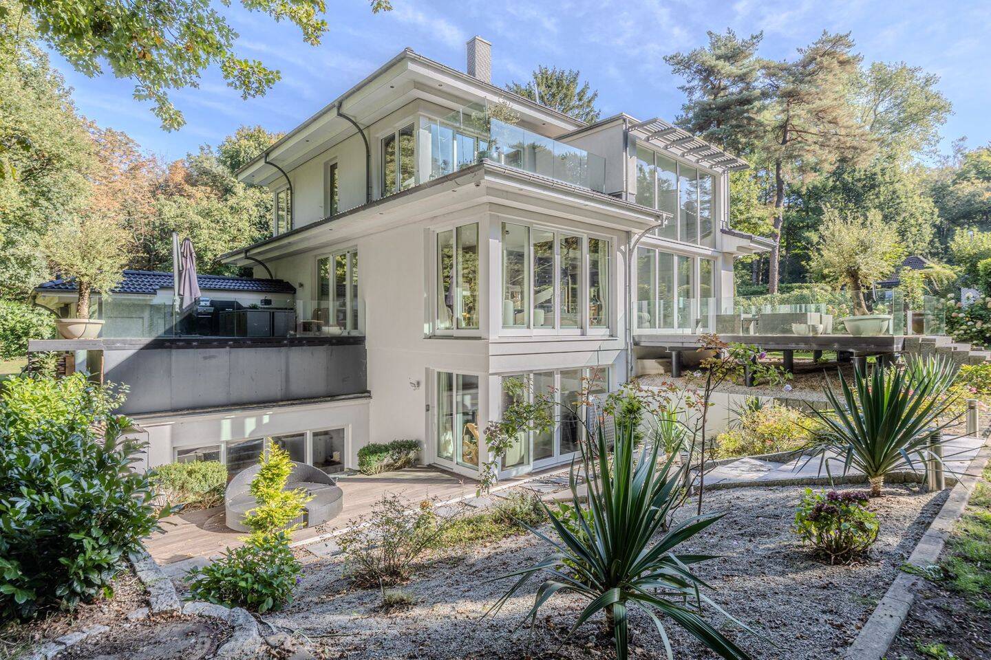 Repräsentative Design-Villa mit absoluter Privatsphäre in Blankenese – Hamburg – Bild 1 von 9