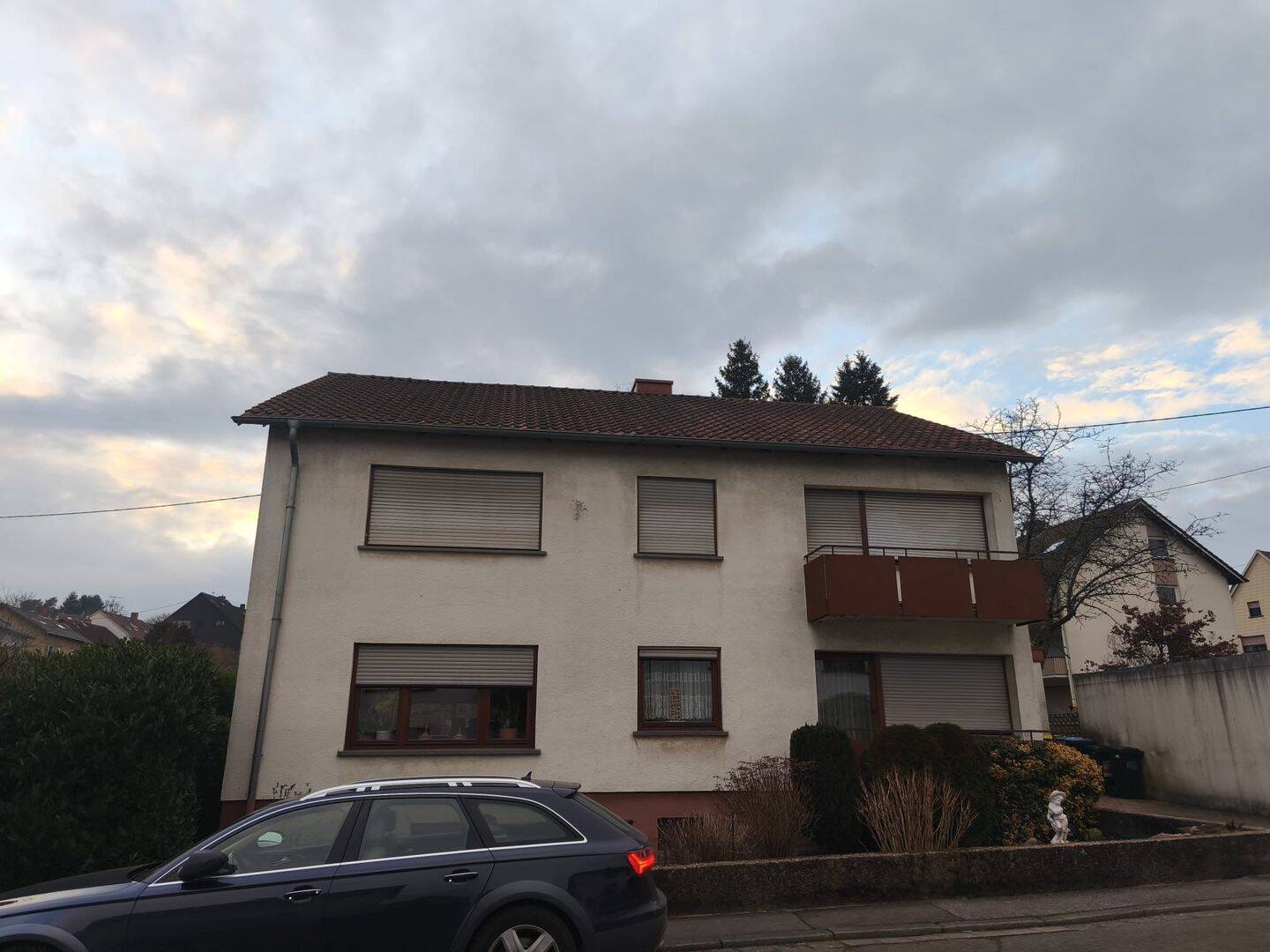 Attraktives Zweifamilienhaus in ruhiger Lage – Schiffweiler – Bild 1 von 9