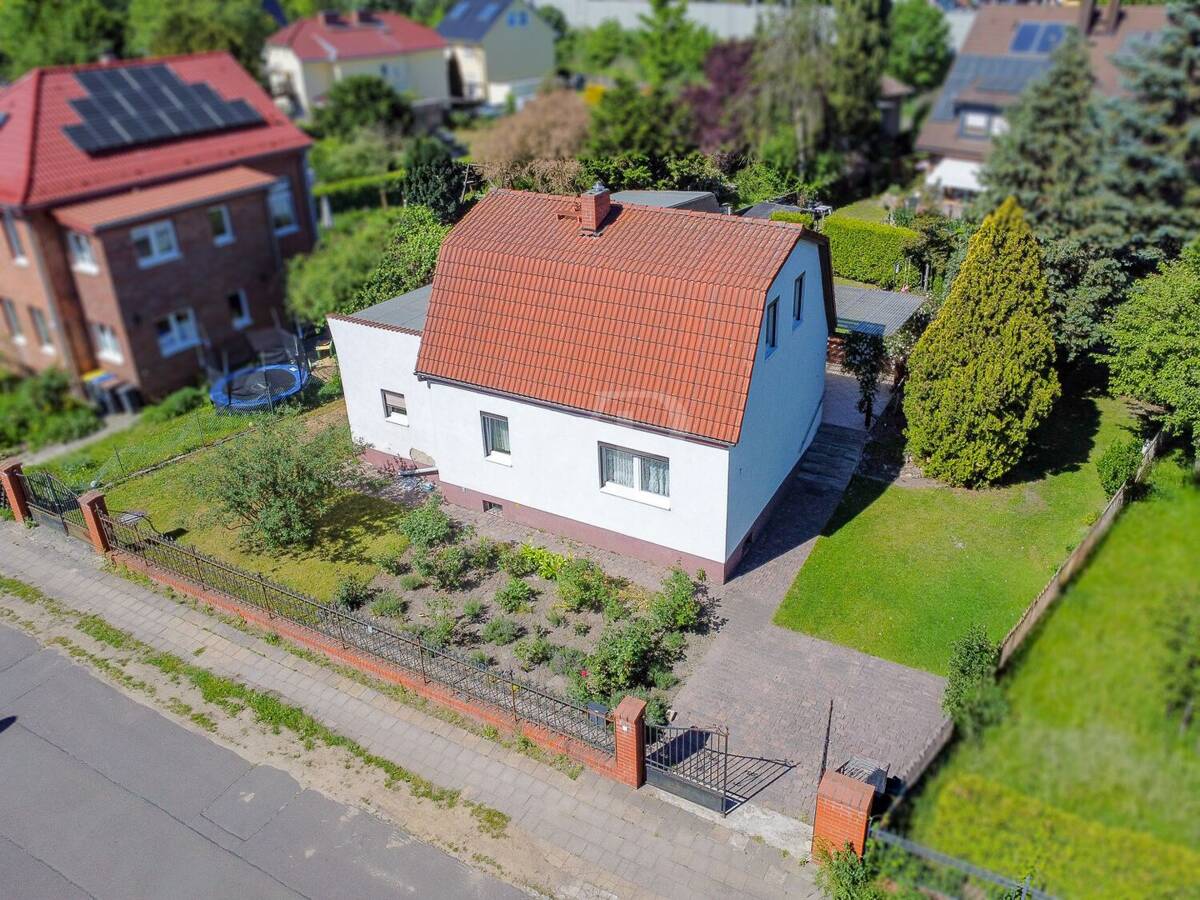 Sanieren und dann einziehen! Einfamilienhaus mit Charme - familiengeeignet und mit Gestaltungsspielraum – 13125 Berlin – Bild 1 von 9