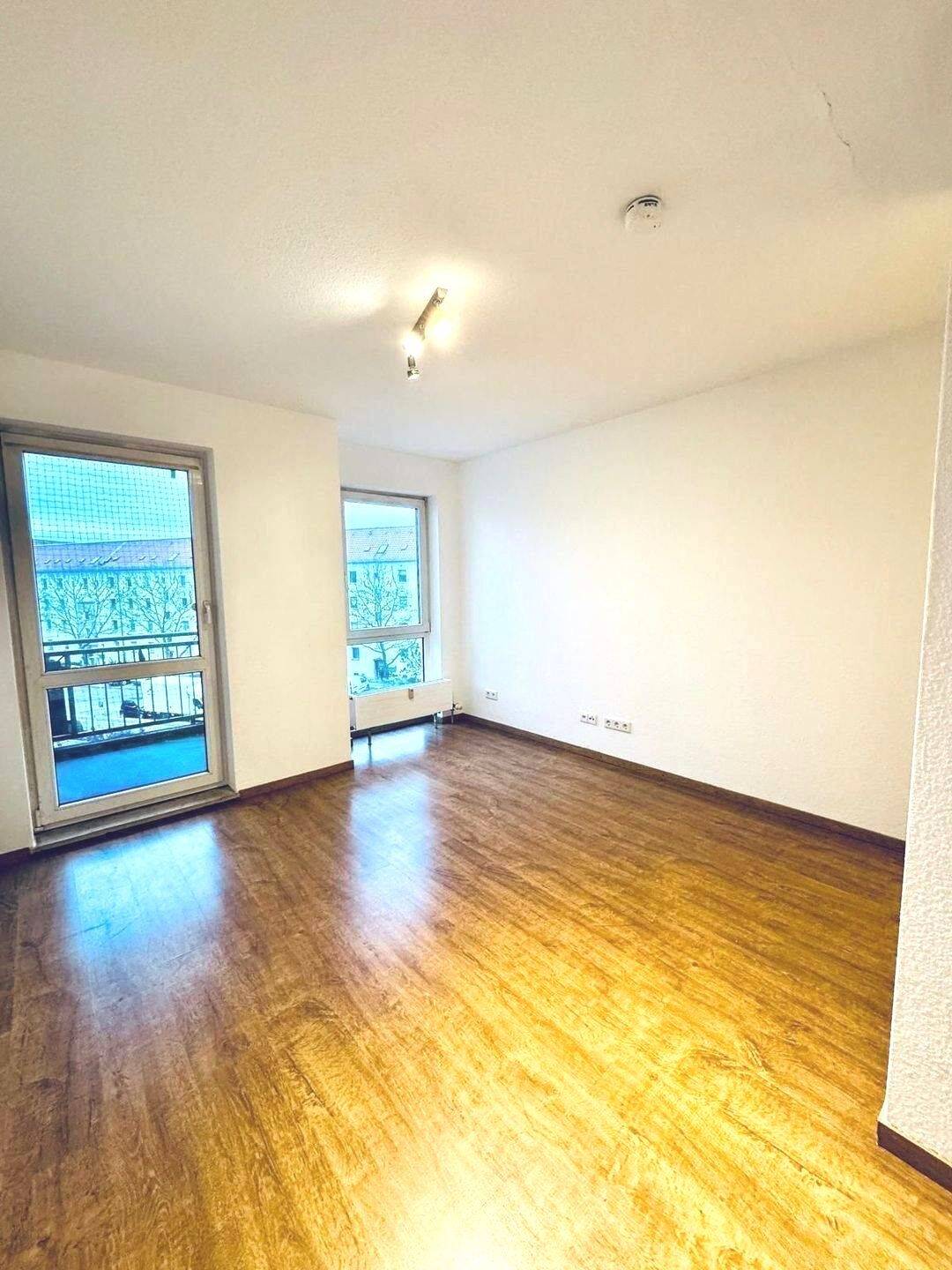 Renoviertes 1-Zimmer-Apartment mit Balkon im 4. OG – Fürth Südstadt, U-Bahn-Nähe, sofort bezugsfrei – Fürth – Bild 1 von 4