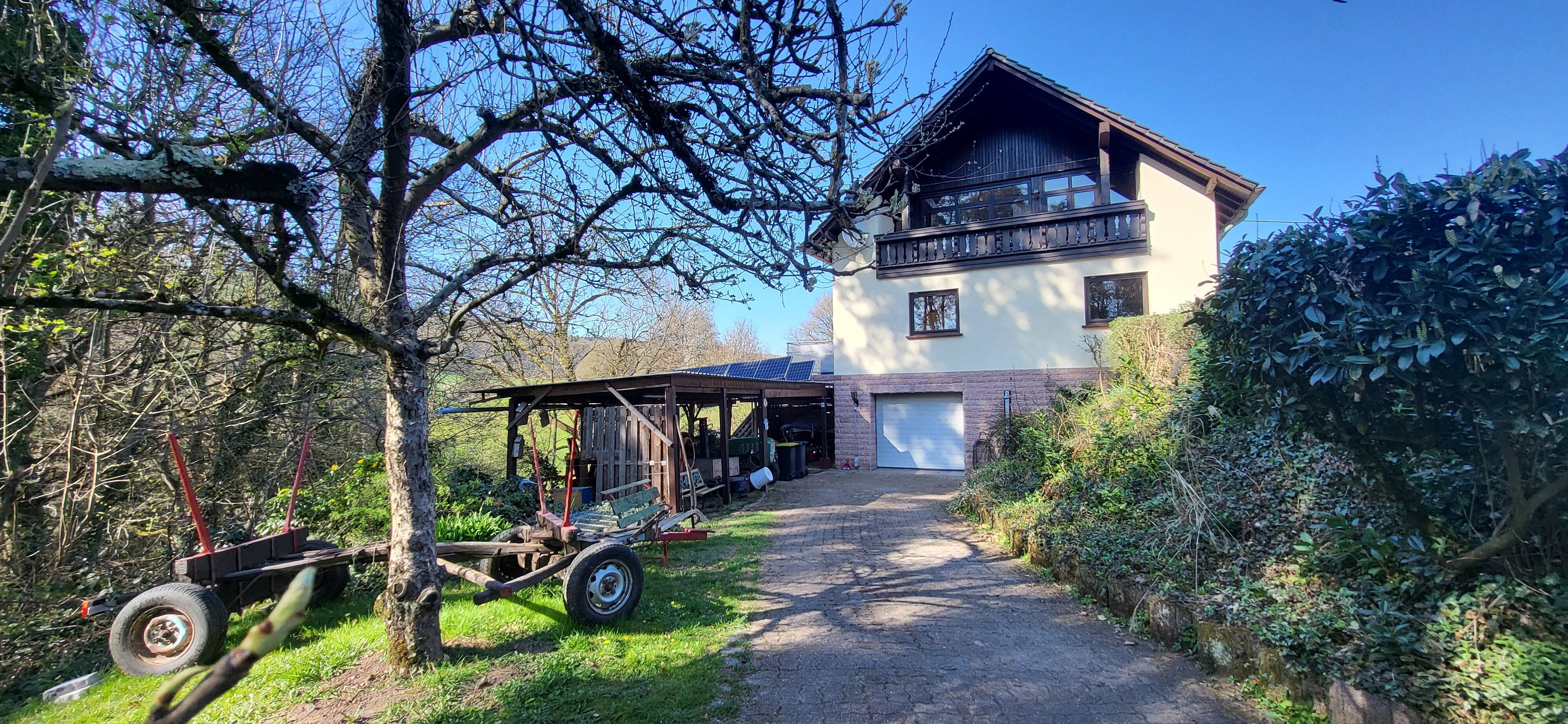GEPFLEGTES EINFAMILIENHAUS MIT UNVERBAUBARER FERNSICHT IN BELIEBTER HÖHENLAGE MIT GARAGE PLUS WALDGRUNDSTÜCK IN MERZIG-SCHWEMLINGEN – Merzig – Bild 1 von 9