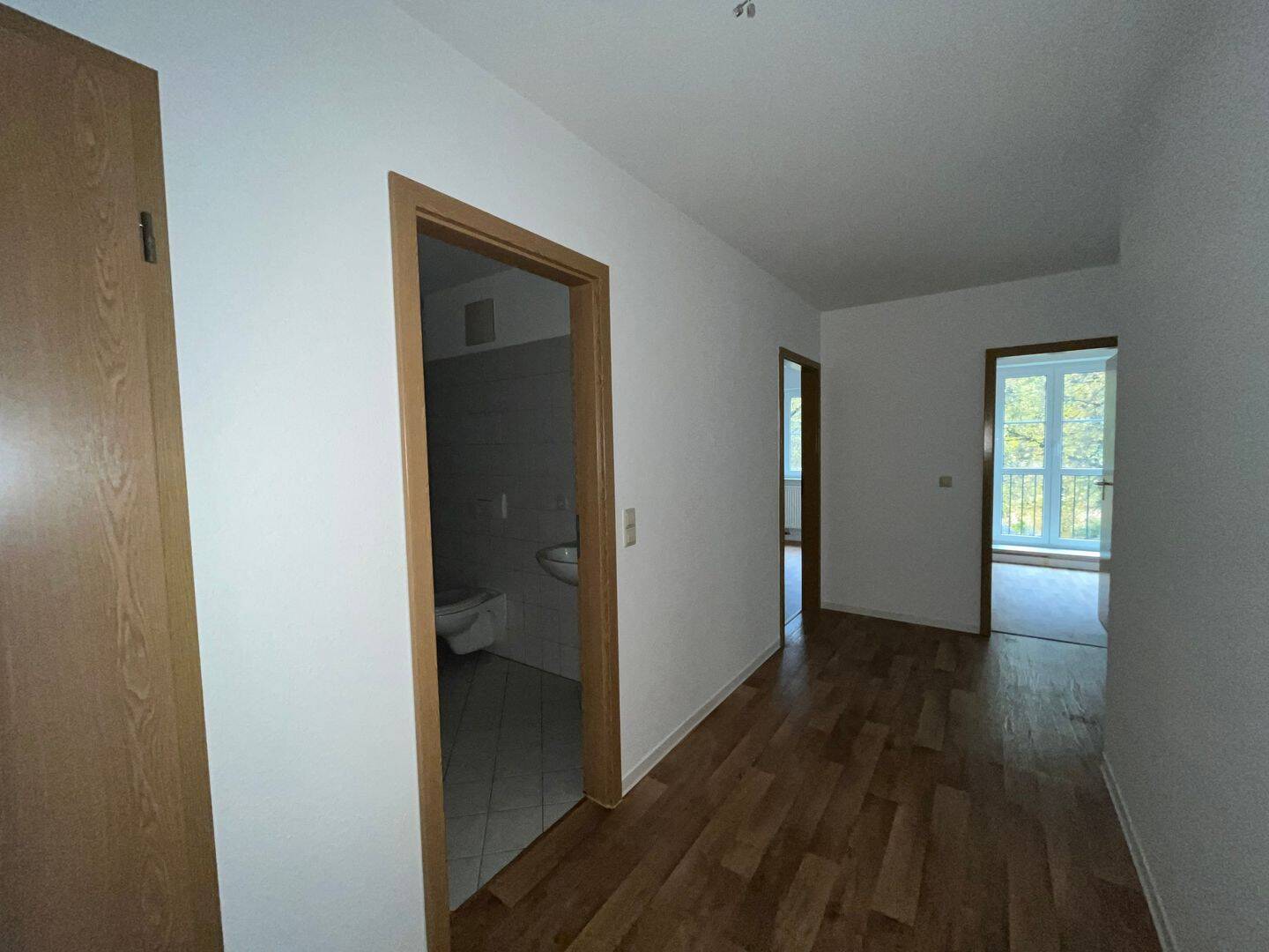 Direktes wohnen am Schlossteich! 3 Zimmer Wohnung inkl. EBK – Chemnitz – Vorschaubild 2
