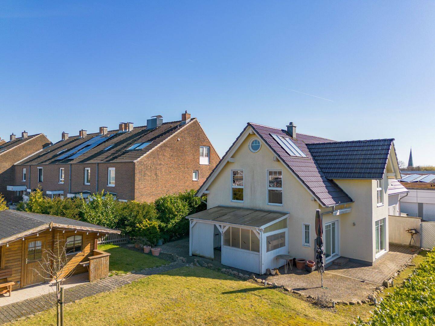 Travemünde: moderne DHH mit viel Platz + top Energieeffizienz