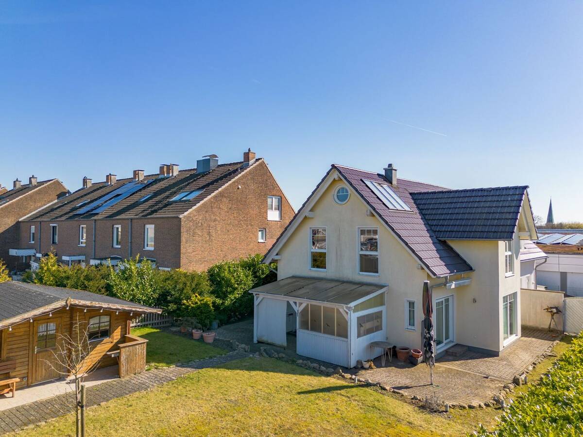 Travemünde: moderne DHH mit viel Platz + top Energieeffizienz – 23570 Lübeck – Bild 1 von 9