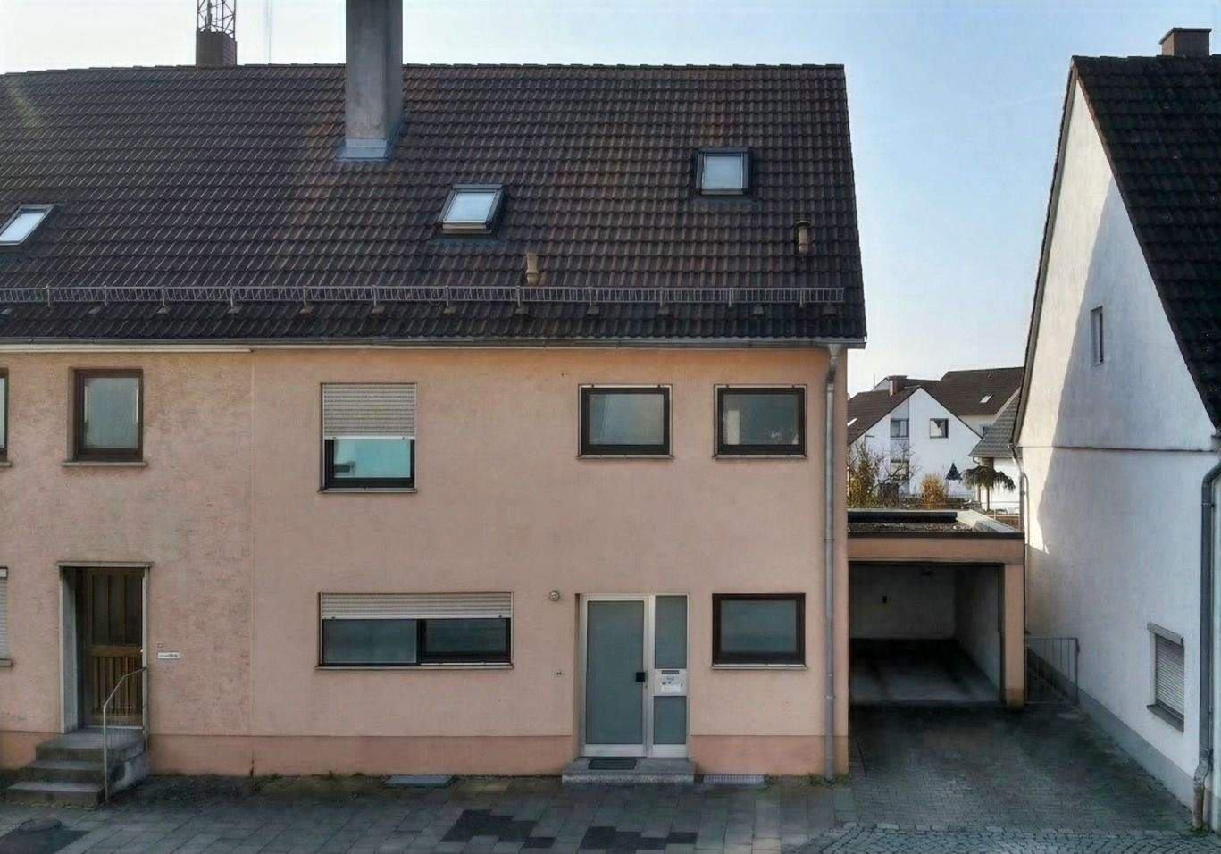 6-Zimmer-Doppelhaushälfte mit Garage in zentraler Lage