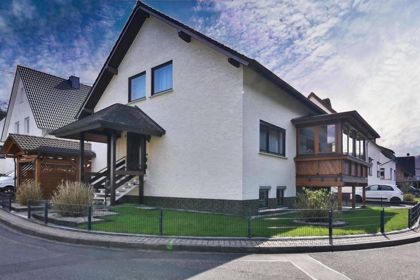 Gut erhaltenes 2-Familien-Haus in Niederbreitbach – Niederbreitbach – Bild 1 von 9