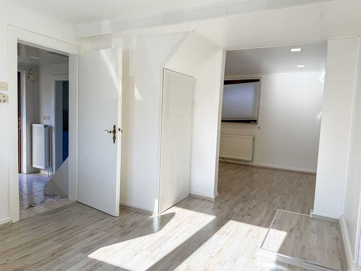 Einfamilienhaus mit großem Grundstück & genehmigtem Erweiterungspotenzial – Mönchengladbach – Vorschaubild 2