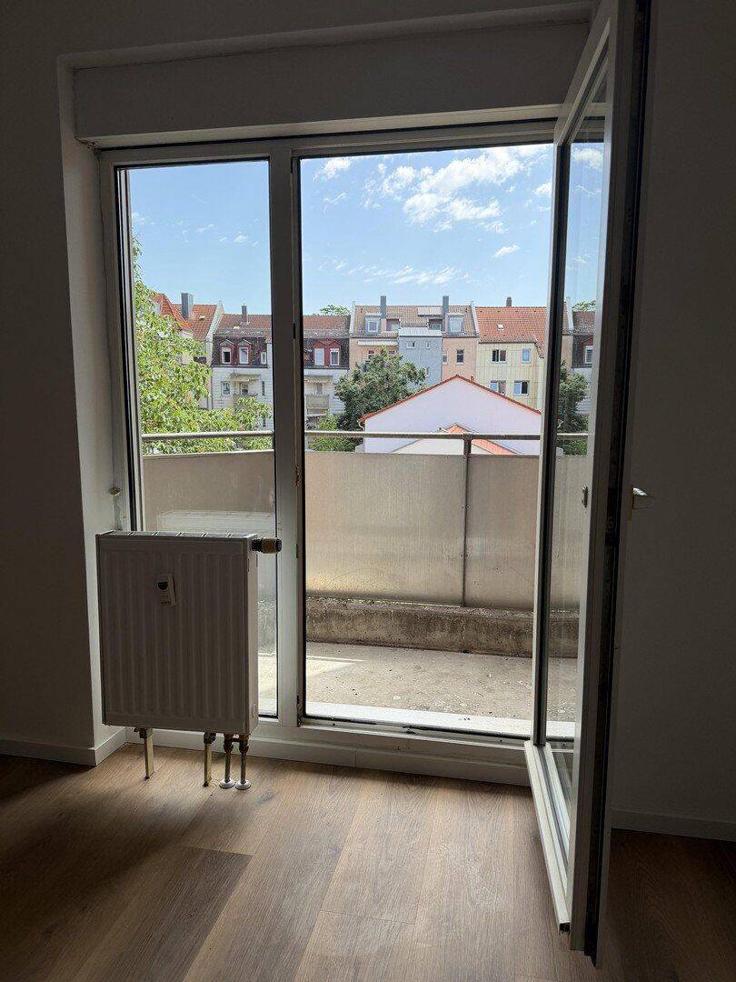 1 ZW mit Balkon, Tiefgarage (kein Duplex), frisch renoviert, neues Bad etc.