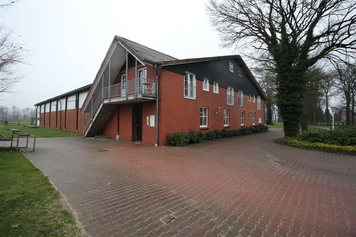 Wohnen mit Pferden: Neuwertige Wohnung auf Reiterhof!