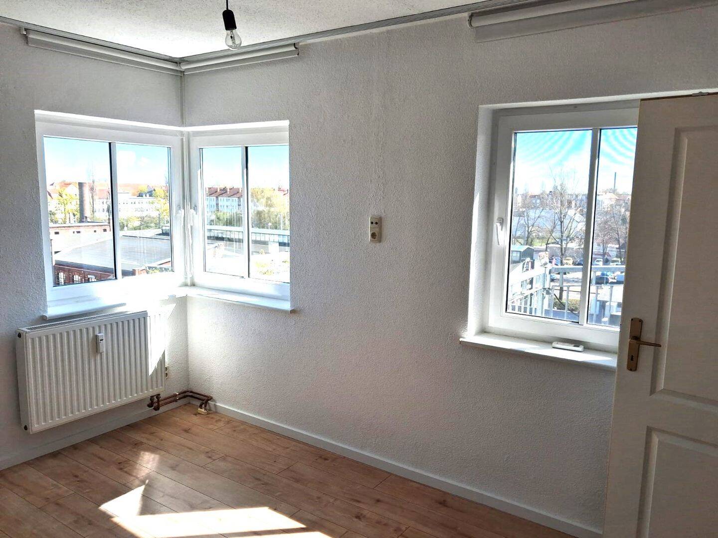 *ERSTBEZUG NACH SANIERUNG * SCHICKE 3-RAUM-WOHNUNG MIT BALKON, EINBAUKÜCHE UND STELLPLATZ – Magdeburg – Vorschaubild 6