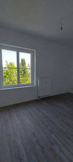 Ruhige Lage! Neu sanierte 2 Zimmer Wohnung im 1. Obergeschoß ab sofort zu vermieten! – 1239 Dresden – Vorschaubild 4