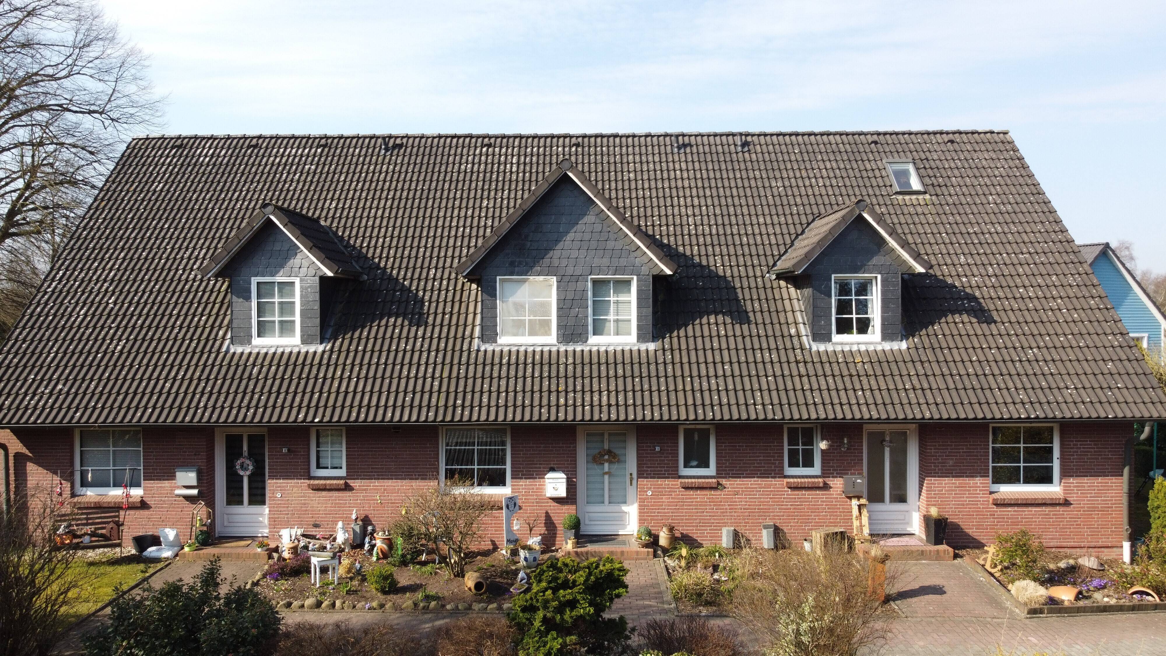 Attraktives Reihenhaus-Ensemble in Brekendorf mit 2 REH und 1 RMH mit Vierer-Carport – Brekendorf – Bild 1 von 9