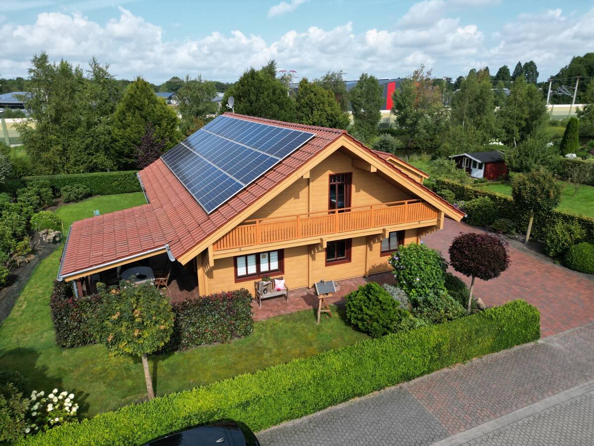 **Einmalig in Jaderberg** Einzigartiges Holzhaus mit grünem Grundstück und direkter Lage am Wasser – Jade – Bild 1 von 9