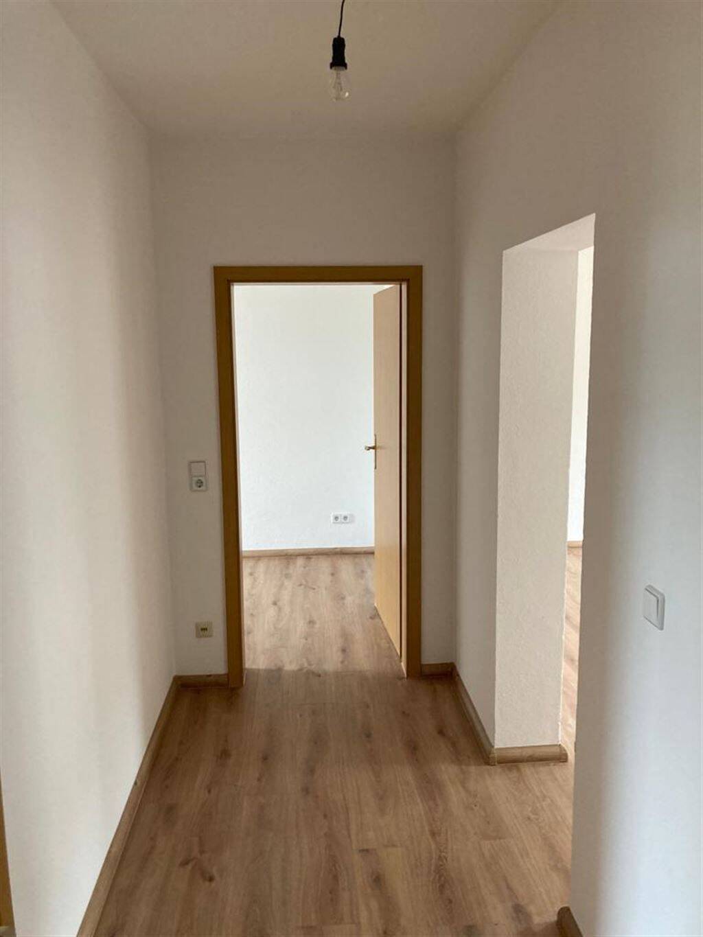 * Kompakte 3-Zimmer mit Balkon, Laminat und Wannenbad in Zentrumsnähe! * Stellplatz mgl. – Chemnitz – Vorschaubild 2