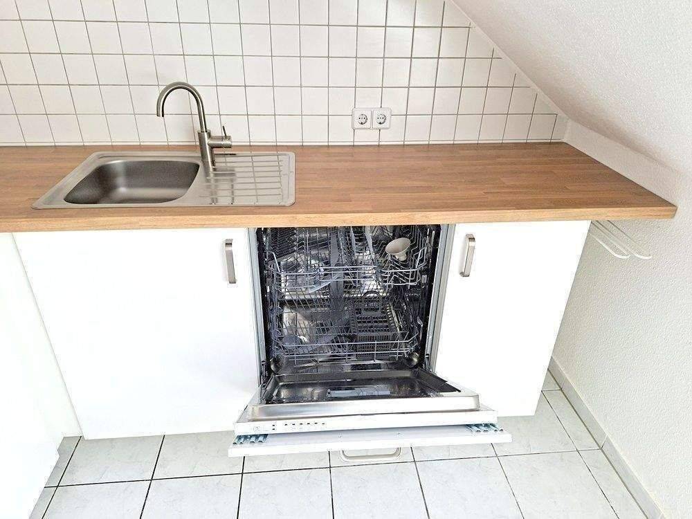 !! 2-Zimmer-Dachgeschosswohnung mit neuer Einbauküche, Aufzug und Laminat, Nähe Hauptbahnhof !! – Chemnitz – Vorschaubild 3