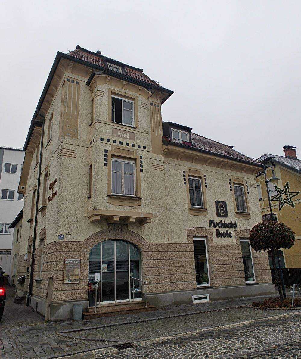 3 Wohnungen und eine große Gewerbeeinheit mit Laden in sehr zentraler Lage - 751 – Simbach am Inn – Bild 1 von 9
