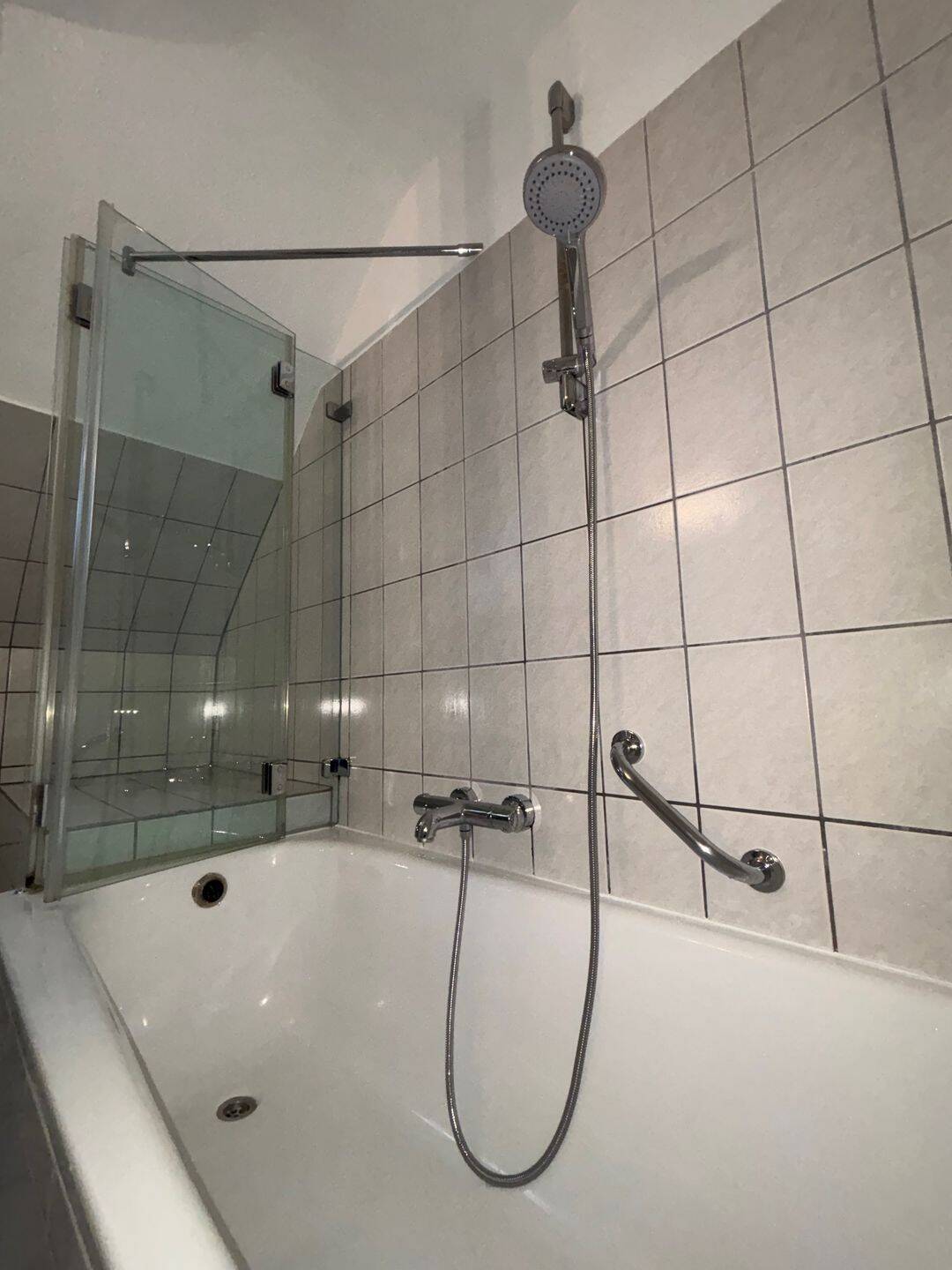 WG-Zimmer in frisch renovierter heller Dachgeschosswohnung in bester Lage – Stuttgart – Vorschaubild 5