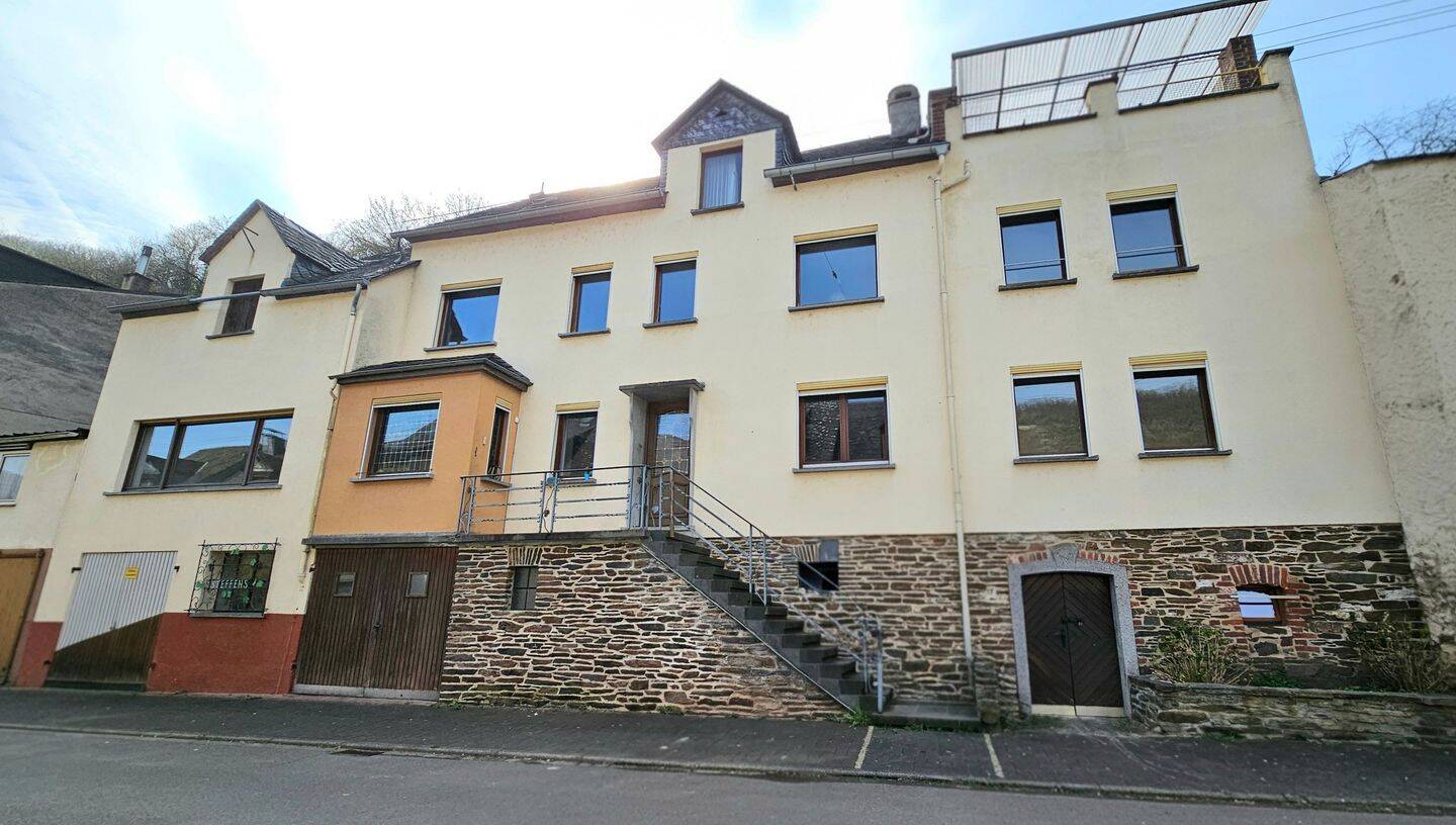 Großzügiges Einfamilienhaus mit Garage, Terrasse und großem Gartengrundstück in Briedel/Mosel – Briedel – Bild 1 von 9