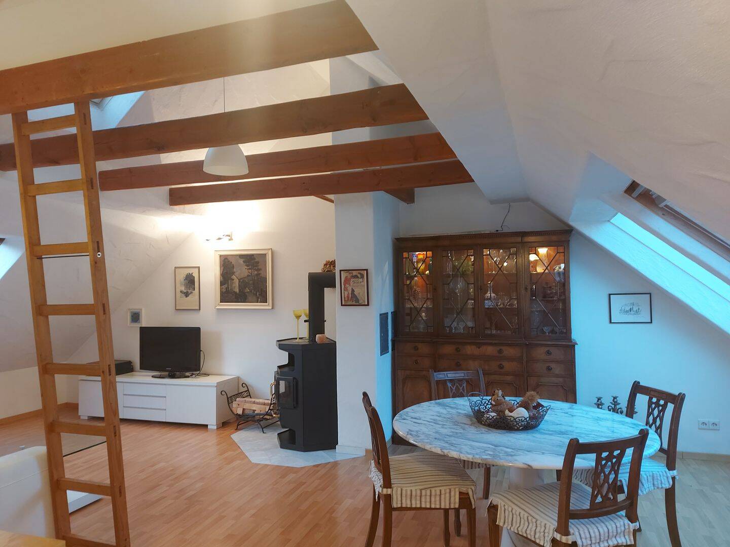 BEHAGLICHE DACHGESCHOSSWOHNUNG - 2 Zi-Whg in S-Degerloch in guter Wohnlage -2254