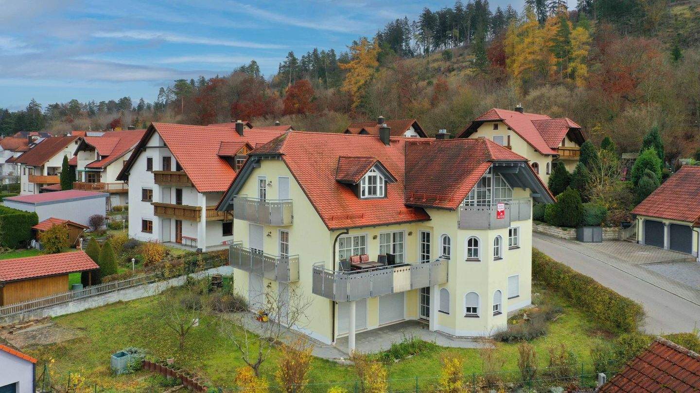 Viel Raum fürs Leben: Mehrfamilienhaus mit Altmühltalblick ideal für Familien, Generationen oder Investoren – Greding – Bild 1 von 9