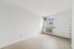 Klassische 2-Zi.-Whg. in Schwabing mit Balkon, Aufzug und bereit zur Modernisierung – 80796 München – Vorschaubild 8
