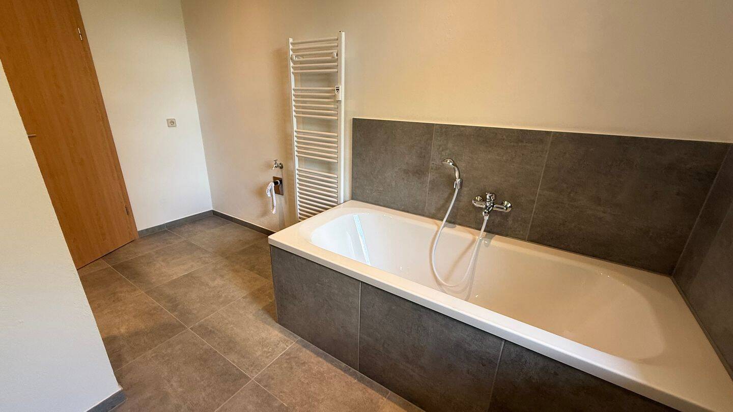 1. OG / Modernes Laminat / Bad mit Wanne+Dusche+Fenster / Balkon u.v.m. – Chemnitz – Vorschaubild 6