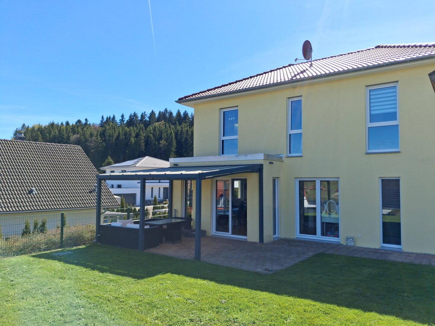 Modernes sonnenhelles Einfamilienhaus im Grünen – Obernheim – Bild 1 von 9