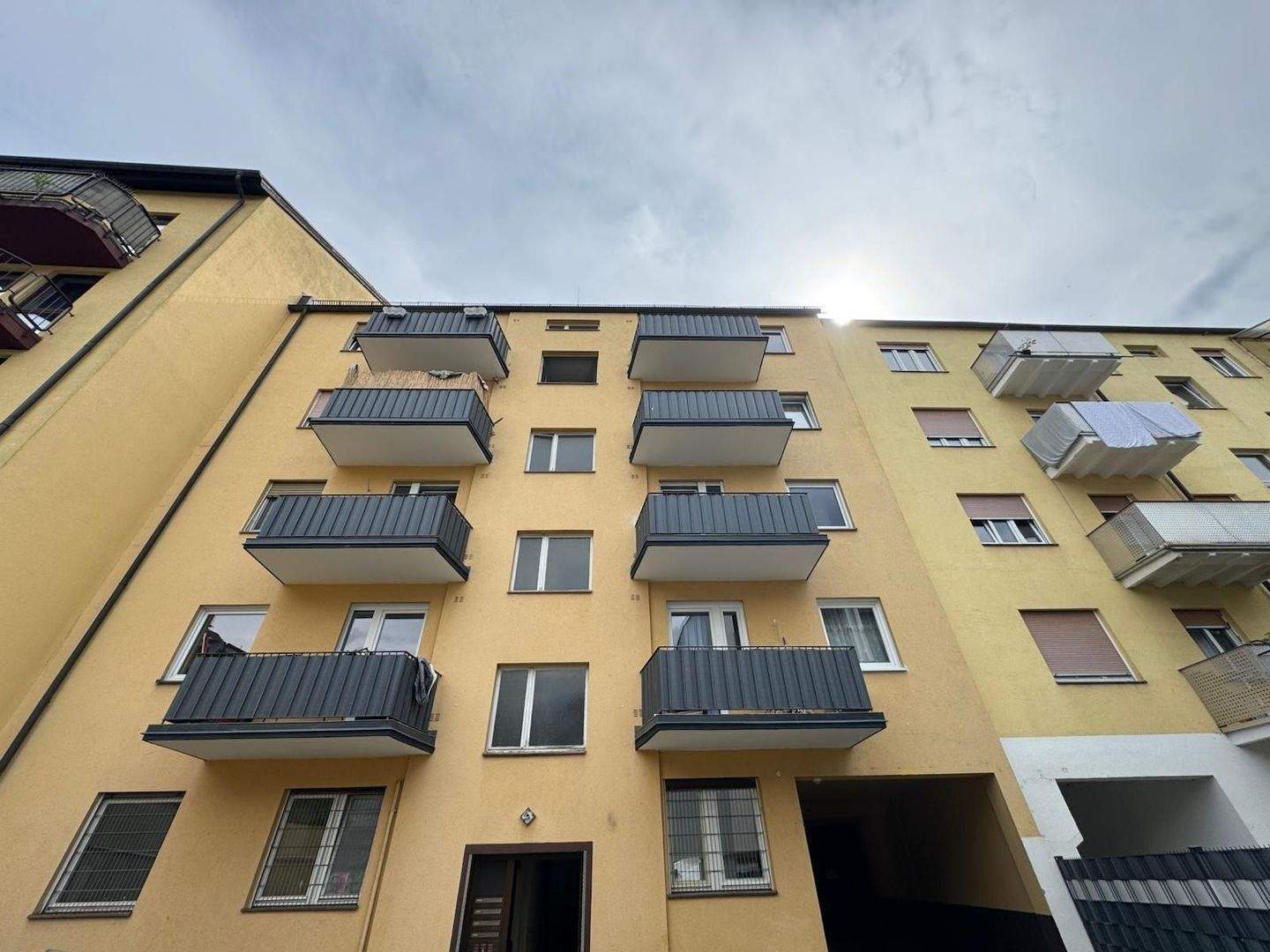 Mehrfamilienhaus mit 8 Einheiten + Baugrundstück für bis zu 6 Neubauwohnungen – Rendite & Entwicklung in einem Objekt – Nürnberg – Vorschaubild 2