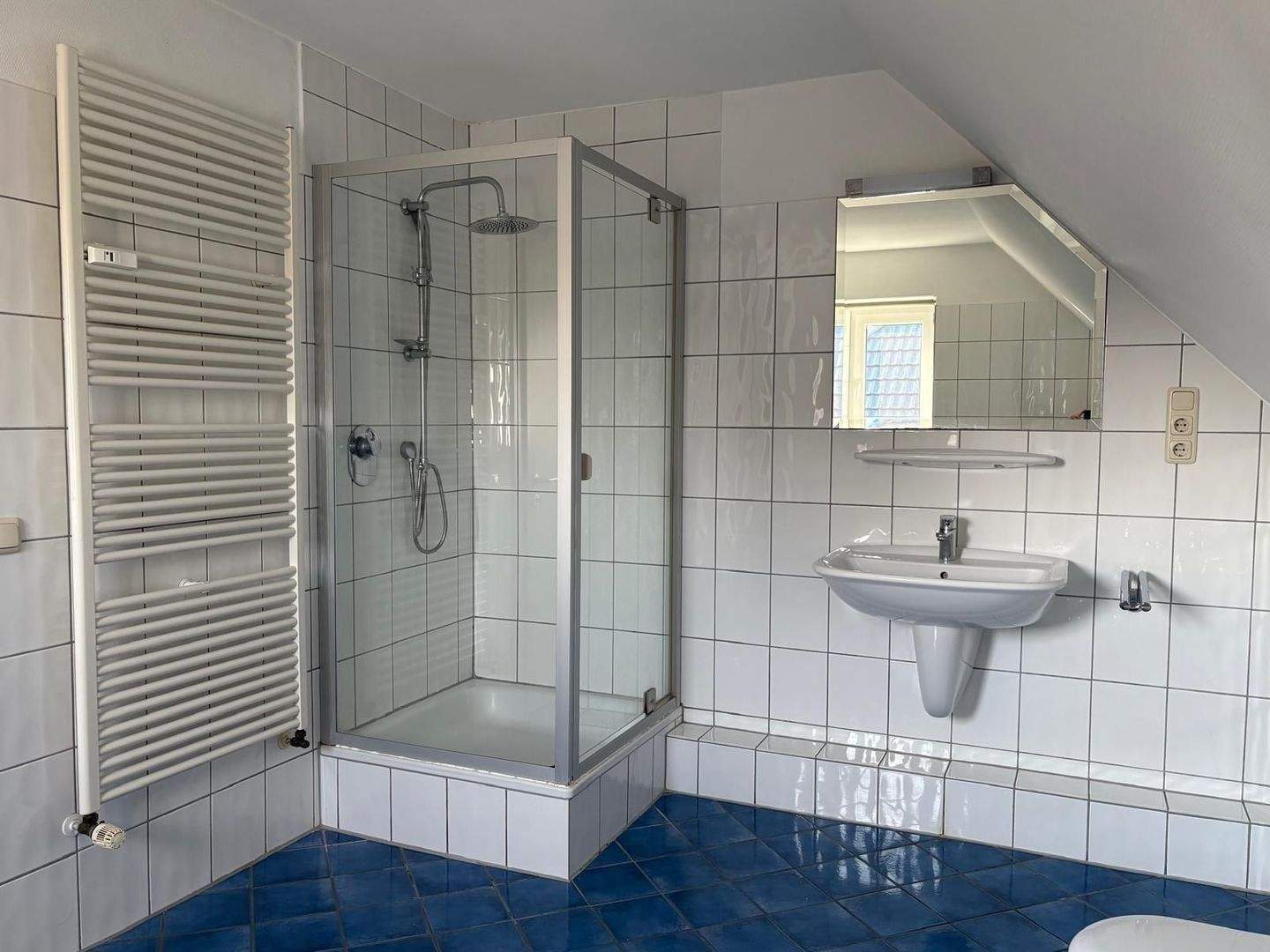 Gemütliche und top geschnittene 2 Zimmer Wohnung mit Balkon im 3 Parteienhaus ! Traumhaftes Wohnen direkt am Grenzlandstadion und Fachhochschule ! – Mönchengladbach – Vorschaubild 6