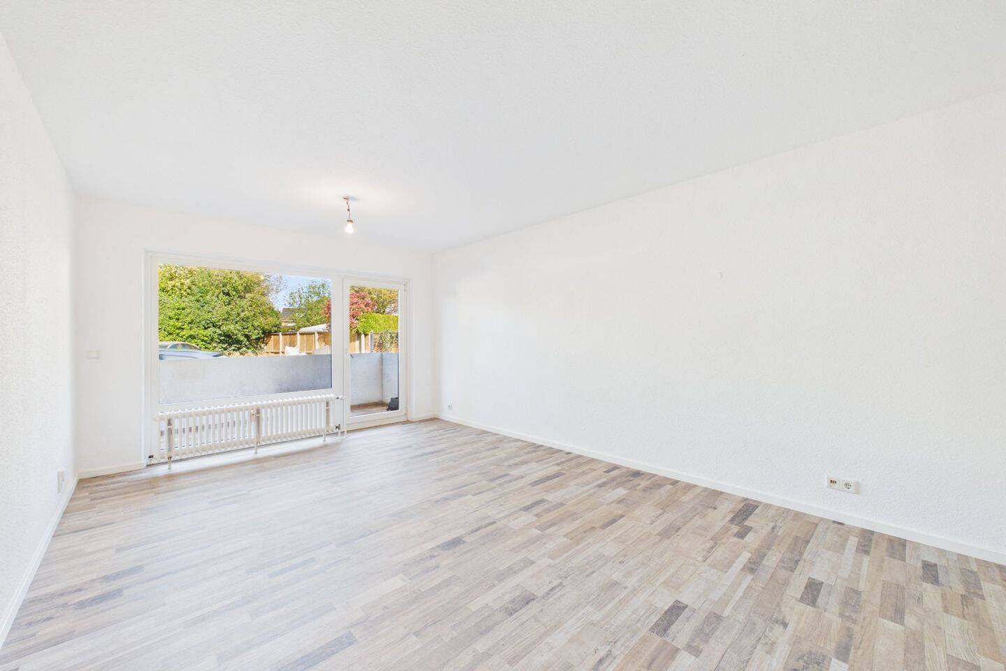 Bezugsfreies & frisch renoviertes Apartment mit Stellplatz in gefragter Lage