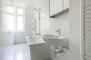 Zeitloser Berliner Altbau - 2 Zimmer mit Originalstuck und viel Charme – 10247 Berlin – Vorschaubild 4