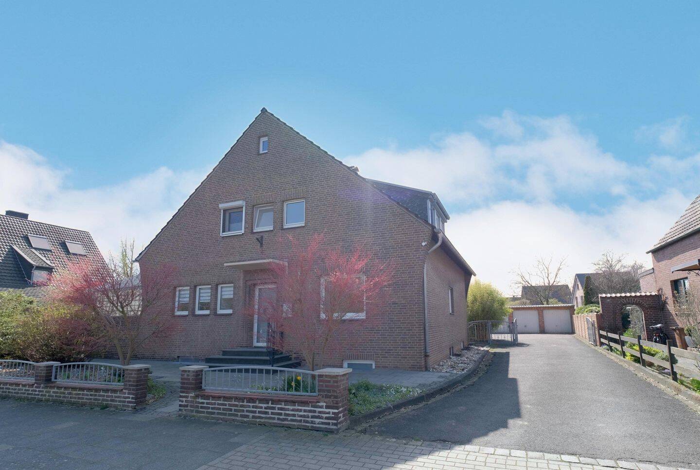 Wohnen und Vermieten vereint - gepflegtes Zweifamilienhaus mit Garten und Garagen in Bestlage von Alt-Willich – Willich – Bild 1 von 9
