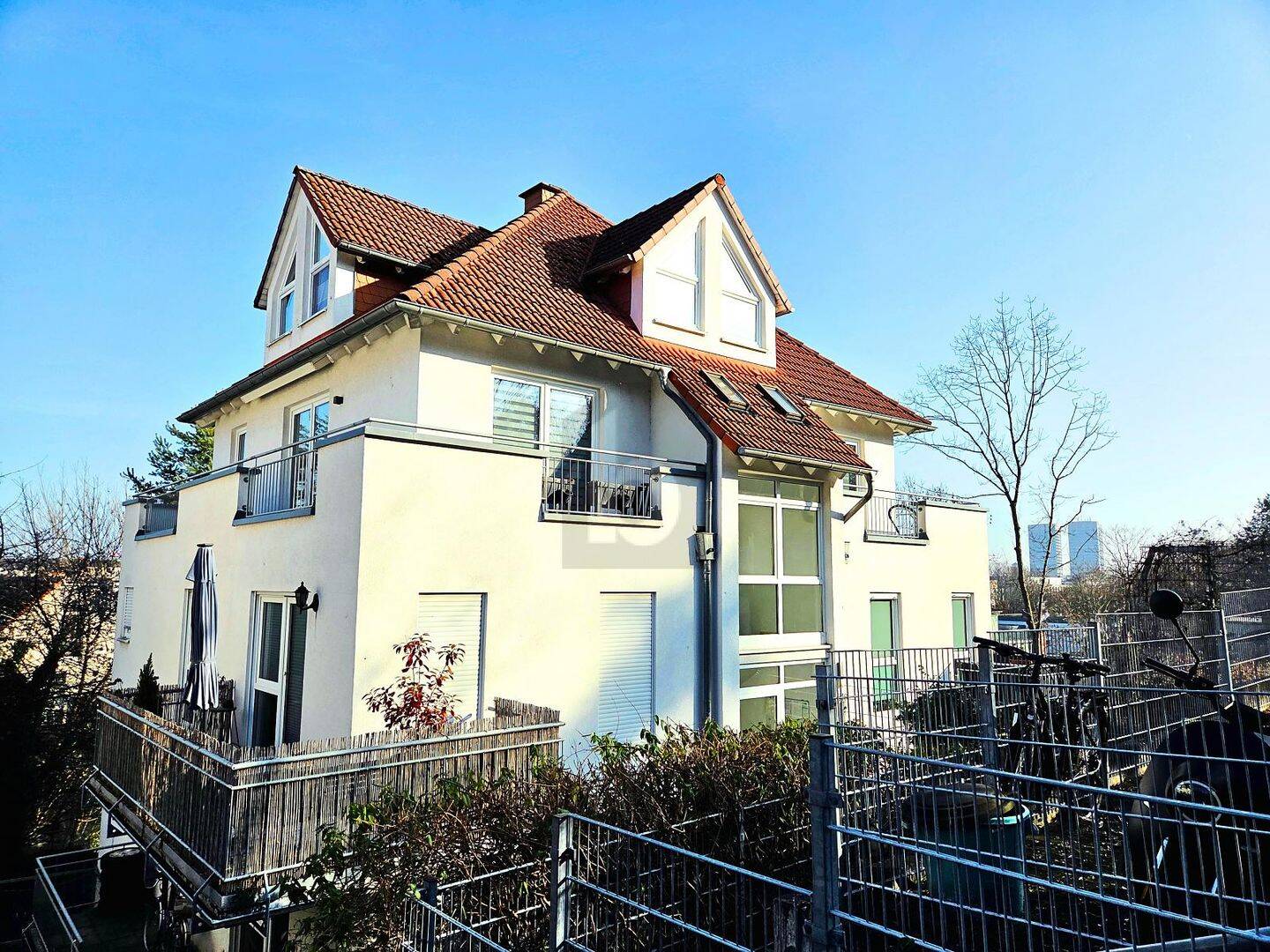 PENTHOUSEHÄLFTE - MIT TAUNUS- UND DOMBLICK!