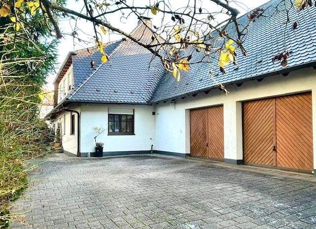 Stilvolles Einfamilienhaus mit drei Garagen in Zerzabelshof