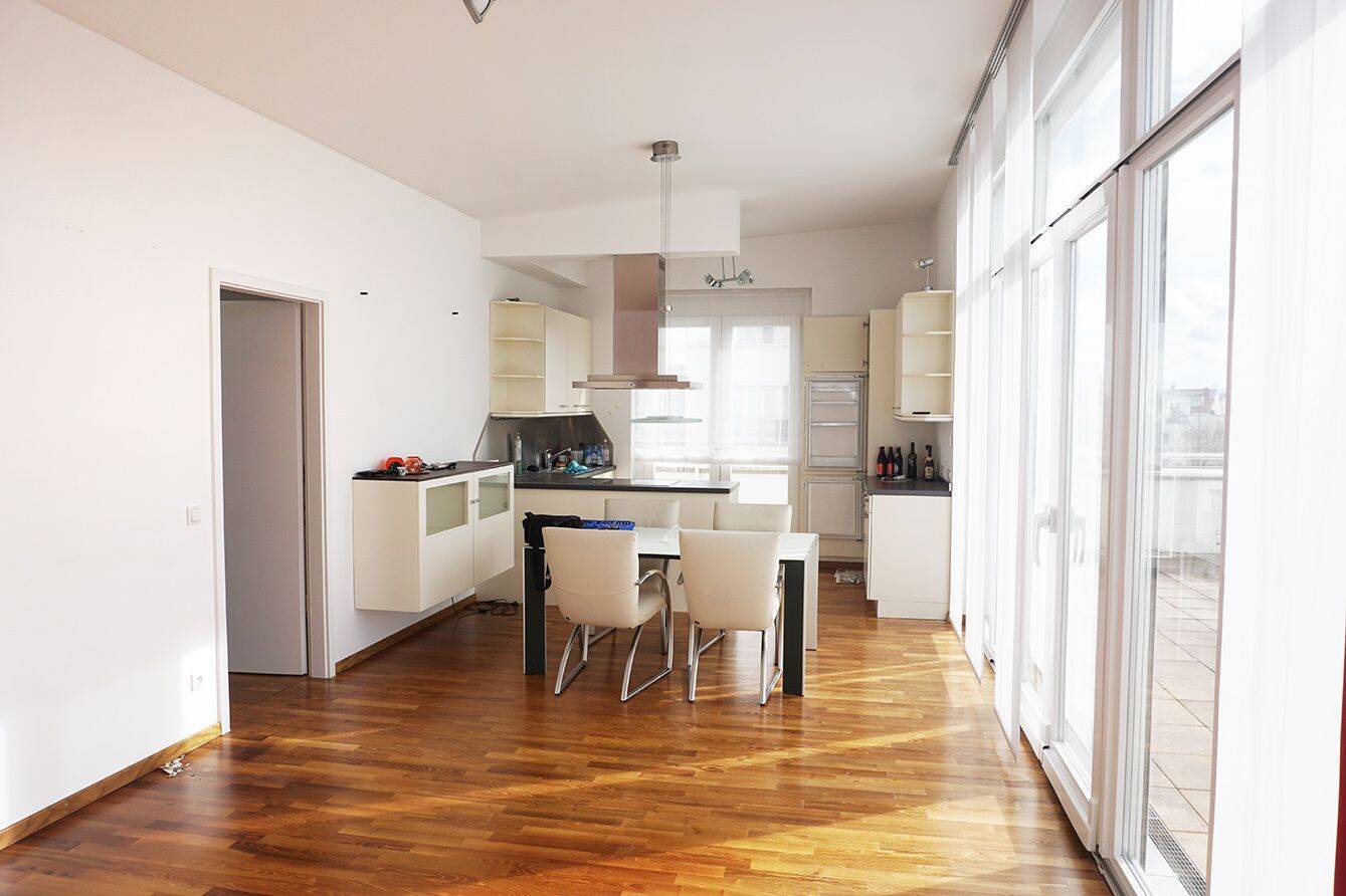 Exklusive 3-Zimmer-DG-Wohnung mit großer Süd-Dachterrasse, EBK, Lift, 2 Bädern und TG in Trudering – München – Vorschaubild 2
