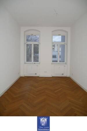 Eindrucksvolle Wohnung mit Balkon, Tageslichtbad mit Wanne! – 1307 Dresden – Vorschaubild 5