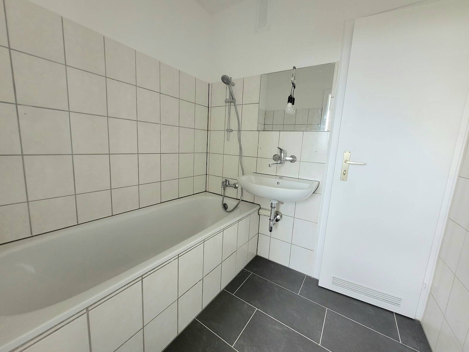 Schöne Aussicht! Renovierte 3-Zimmer-Wohnung mit Balkon! – Essen – Vorschaubild 7