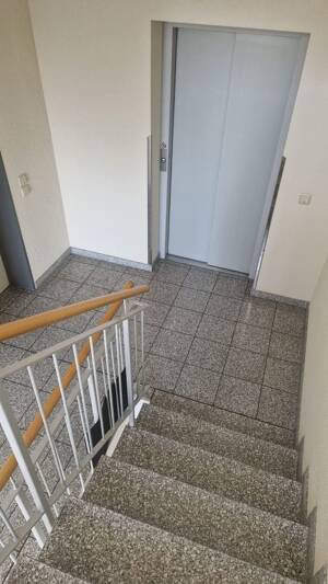 schickes Mehrfamilienhaus mit Aufzug, Balkonen sowie Stellplätzen – 1129 Dresden – Vorschaubild 3