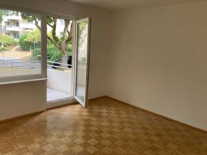 ** Modernisierte 2-Zi-Wohnung mit Balkon in zentraler, dennoch ruhiger Lage von Holsterhausen ** – 45147 Essen – Vorschaubild 1