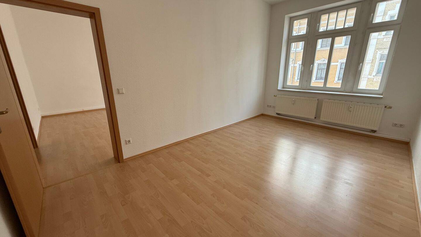 Whg. im 2.OG ! Küche mit Balkonzugang / Laminat / Bad mit Wanne u.v.m.