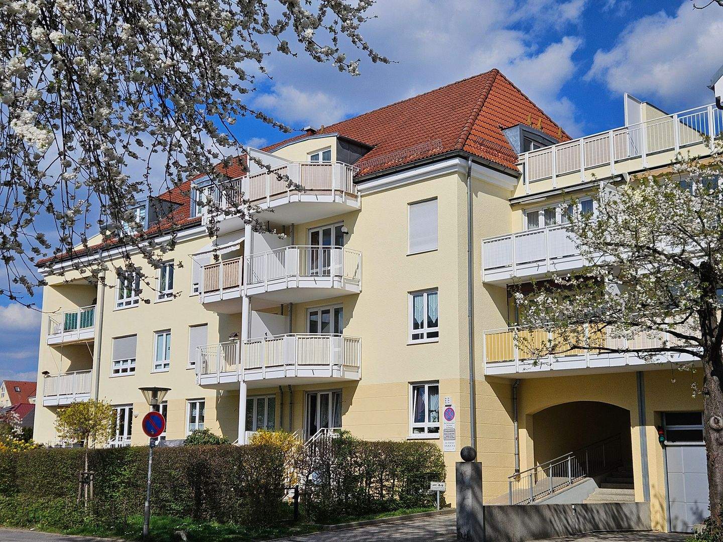 Bereits vermietet: Kleine 2 Zimmer-Wohnung. Kochnische. Balkon. Tiefgaragen-Stellplatz