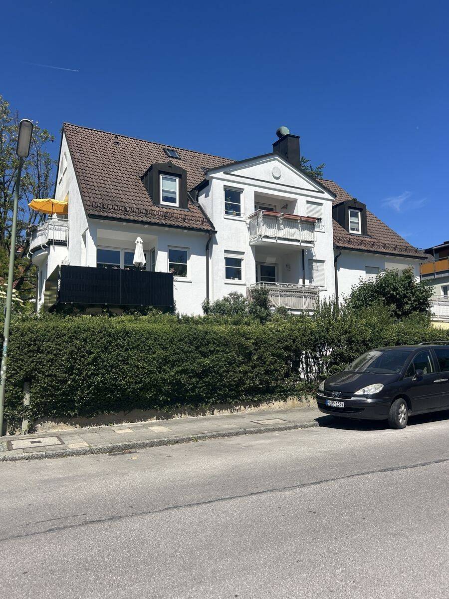 Charmante 2-Zimmer-Maisonette-Wohnung im schönem Nymphenburg in der Nähe des Schlossparks !