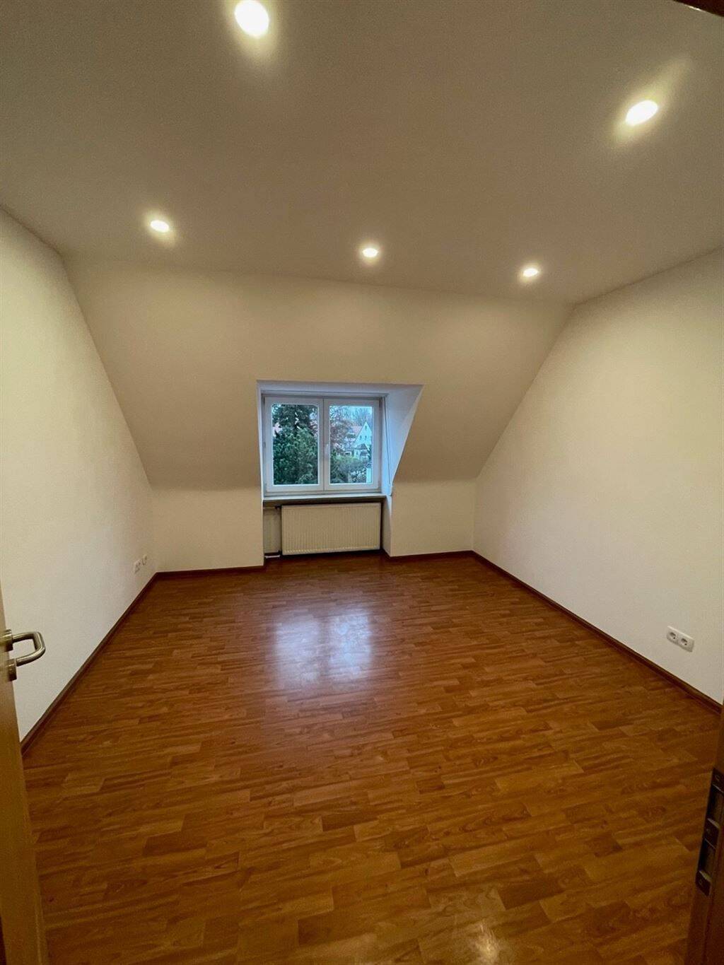 Gut vermietete 3-Zimmer Dachgeschosswohnung in sehr gepflegtem Mehrfamilienhaus – Nürnberg – Vorschaubild 8
