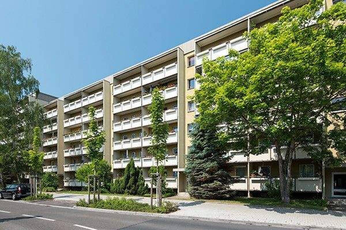 Herzlich willkommen: wir sanieren für Sie eine 3-Zimmerwohnung im Erdgeschoß mit Balkon! – 1239 Dresden – Bild 1 von 8